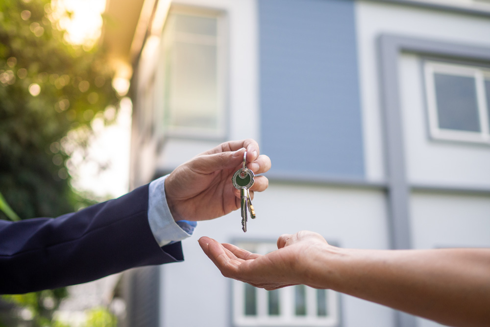 Passenden Käufer für die Immobilie finden und Schlüsselübergabe machen